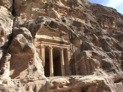 Klein Petra, kloof met bewerkte wanden door Nabatheërs