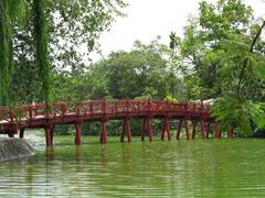 Ngoc Son tempel op een eilandje, alleen bereikbaar via rode brug, Hanoi