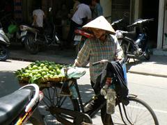 lokale bevolking op fiets met veel fruit in mand