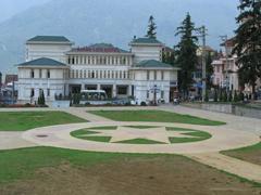 plein met gebouwen in Sapa