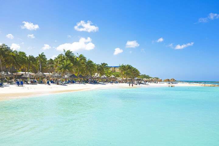 Een tropisch strand op Aruba