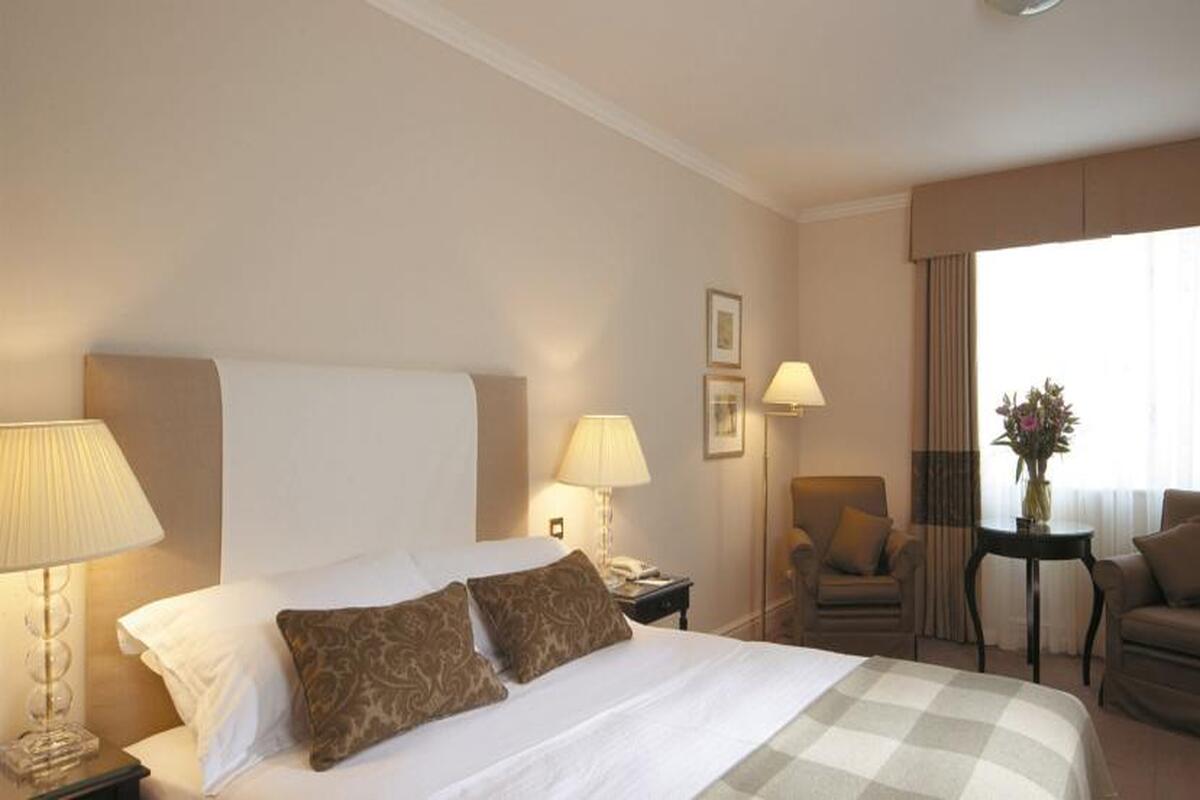 Een van de slaapkamers van het Macdonald Randolph Hotel