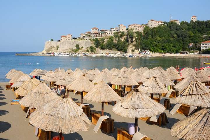Strand en oude stad van Ulcinj