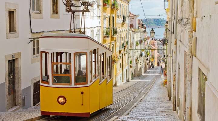 Tram 28 in steegje in Portugal