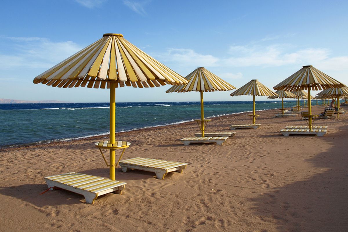 Strand met parasols in Dahab
