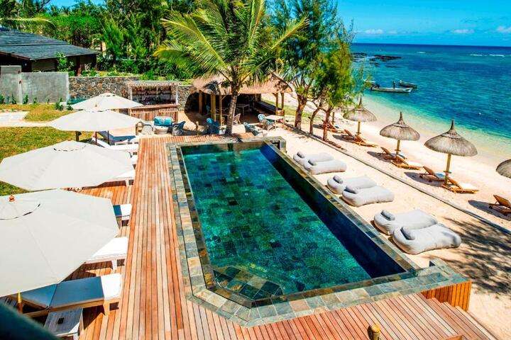 Het zwembad ligt direct aan het strand