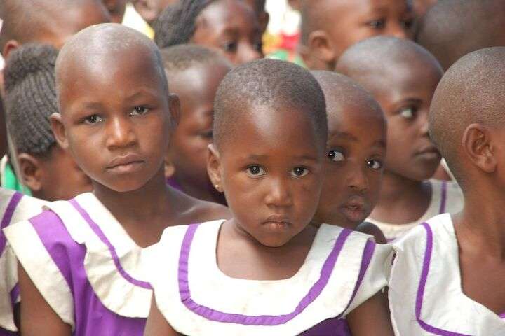 kindjes in een dorpje