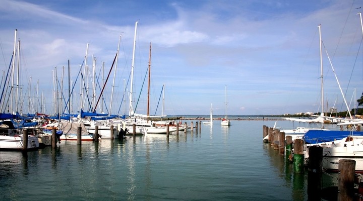 Bootjes in de haven van Siofok, Hongarije