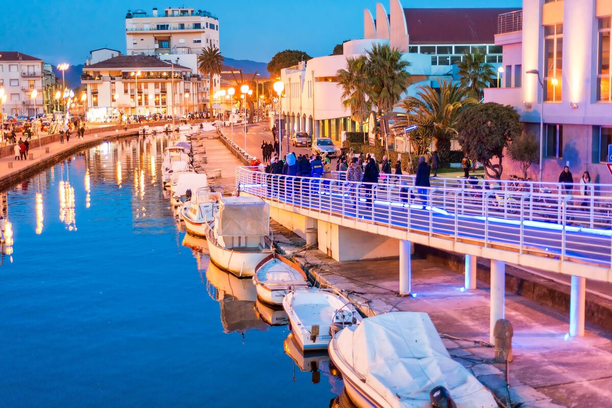 De avond valt in Viareggio