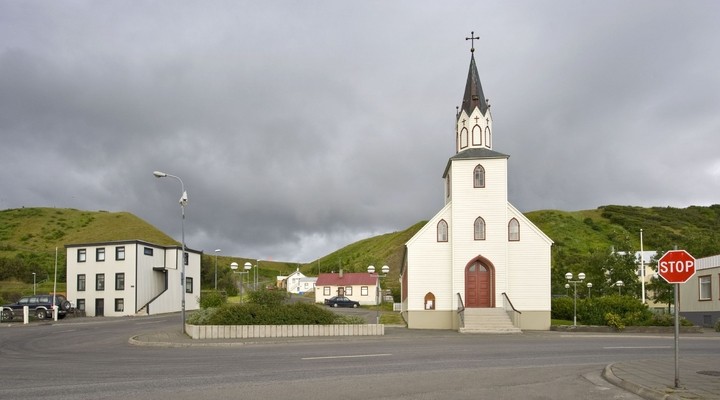 Kerkje in het dorp Saudarkrokur, IJsland