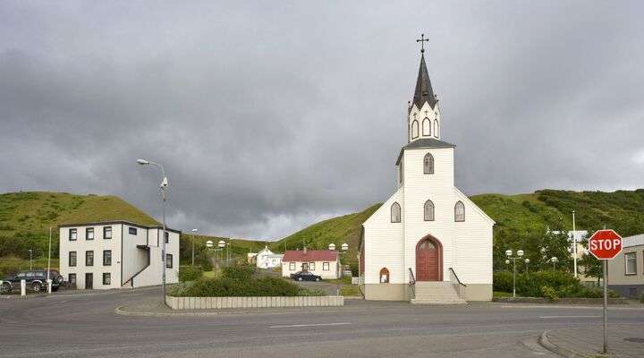 Kerkje in het dorp Saudarkrokur, IJsland