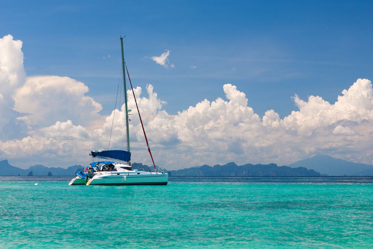 Een Catamaran op zee