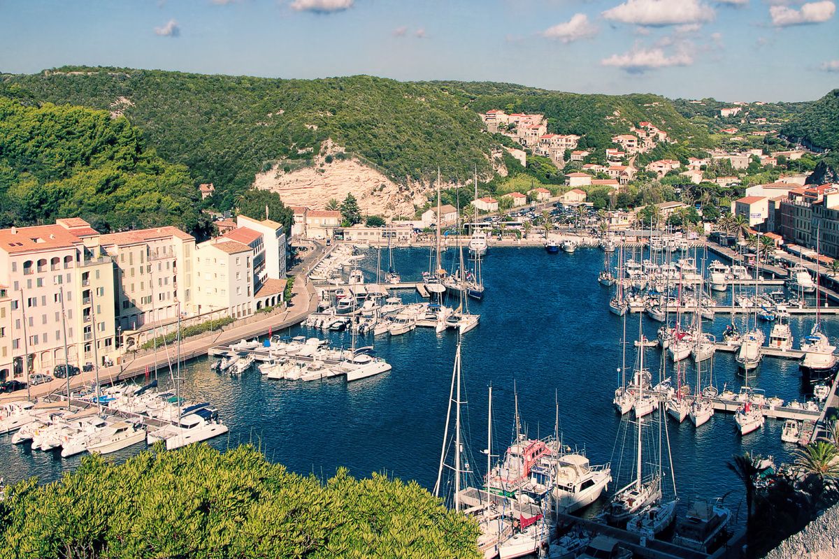 De haven van Bonifacio op het eiland Corsica
