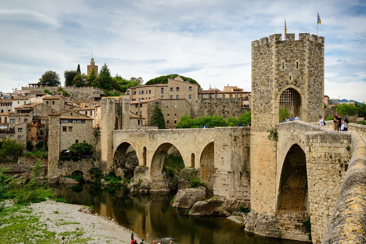 Het viaduct van Besal&uacute;