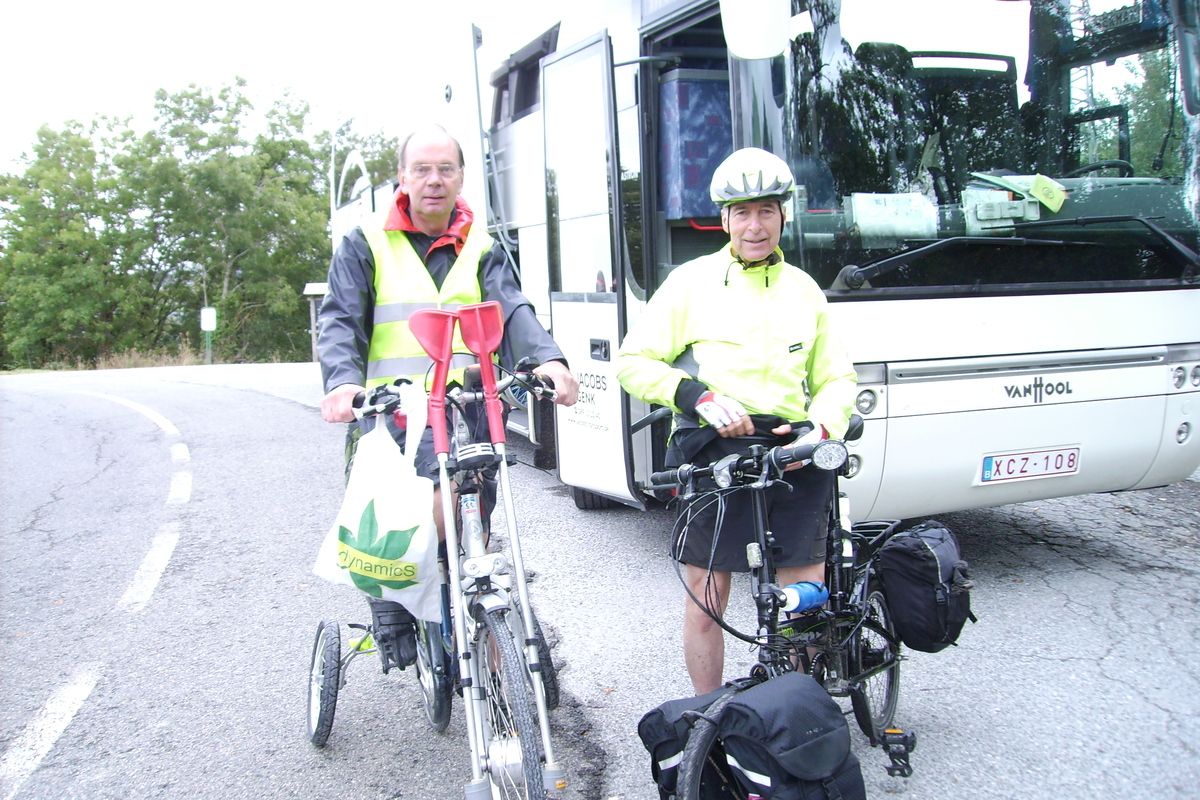 Op de fiets bij de bus