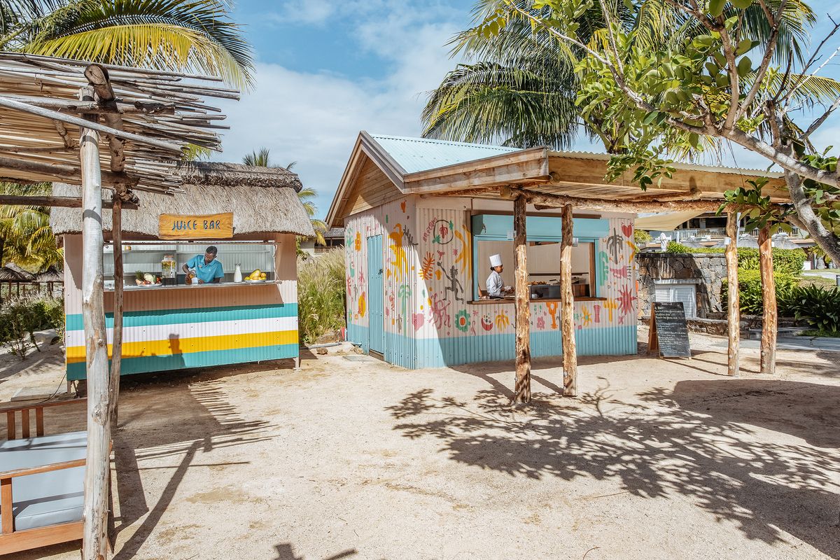 Eet- en drinktentjes op het strand