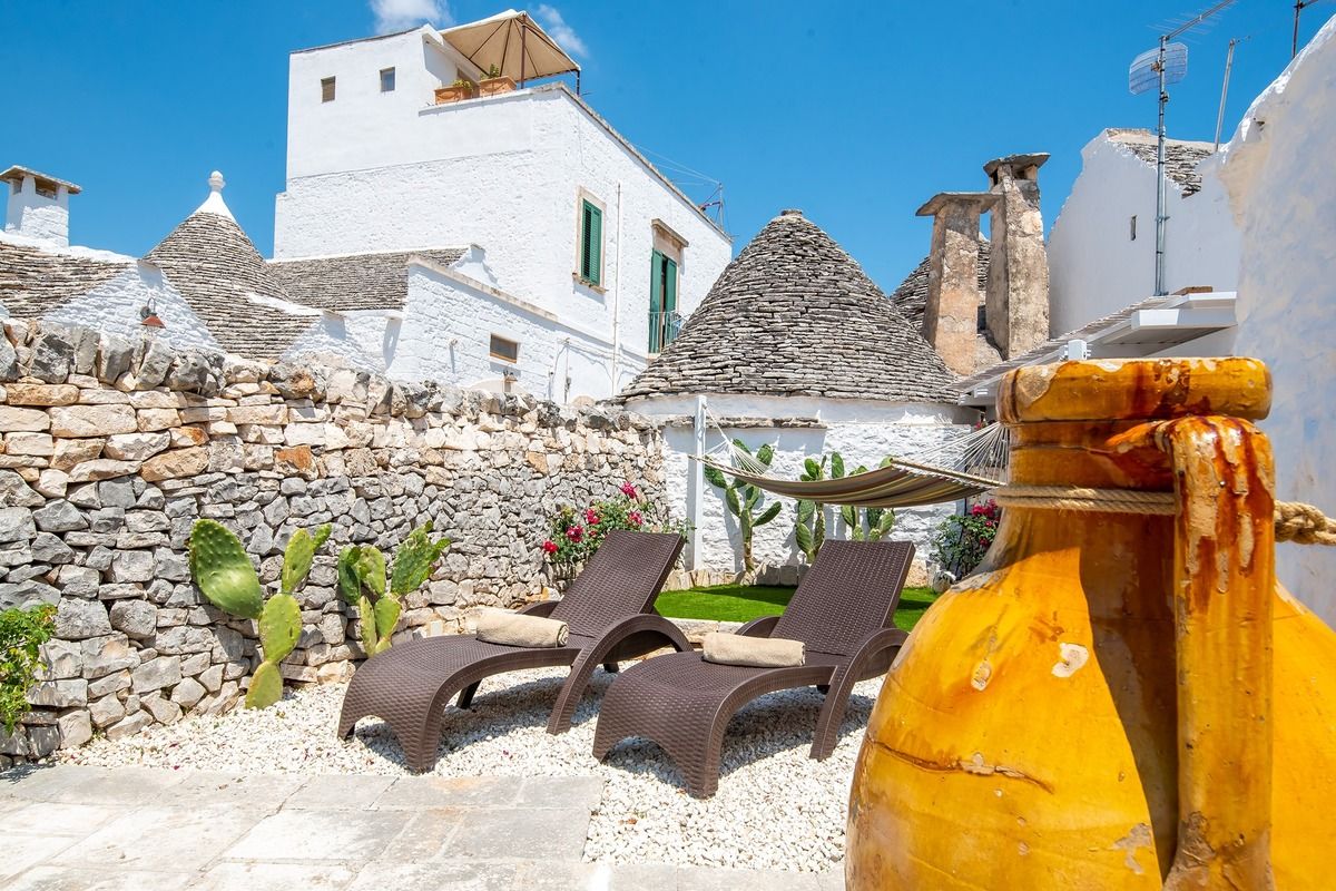 Bij de Trullo Deluxe is het genieten in de tuin met jacuzzi