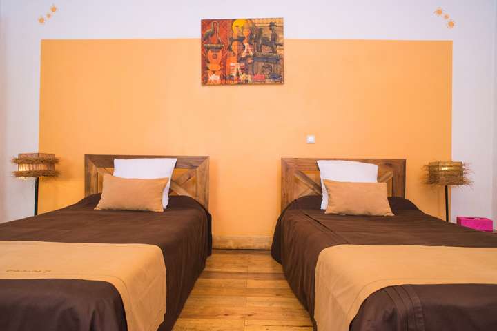 Voorbeeld van slaapkamer met aparte bedden