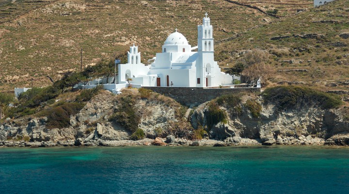 Wit huisje langs de kust van Paros, Griekenland