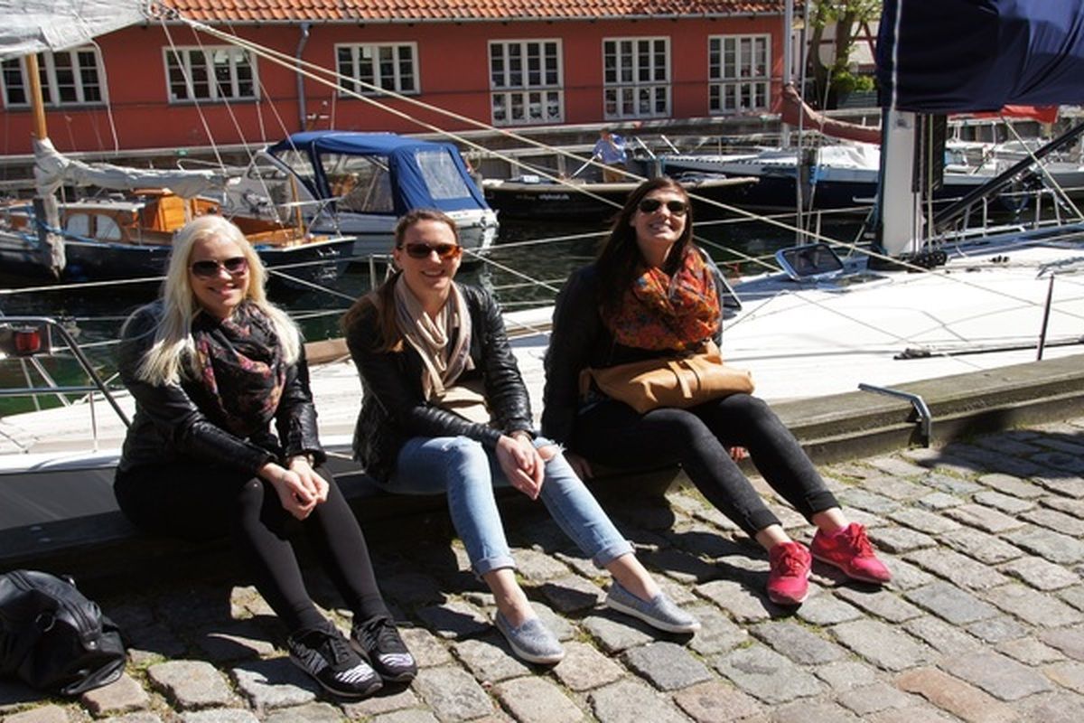Buiten in het zonnetje bij de haven bij de Torvehallerne