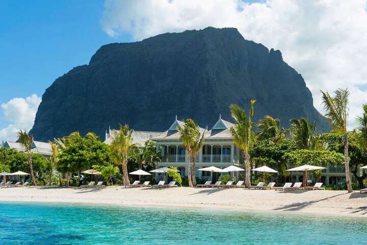 Prive strand met uitzicht op de berg, Le morne Brabant