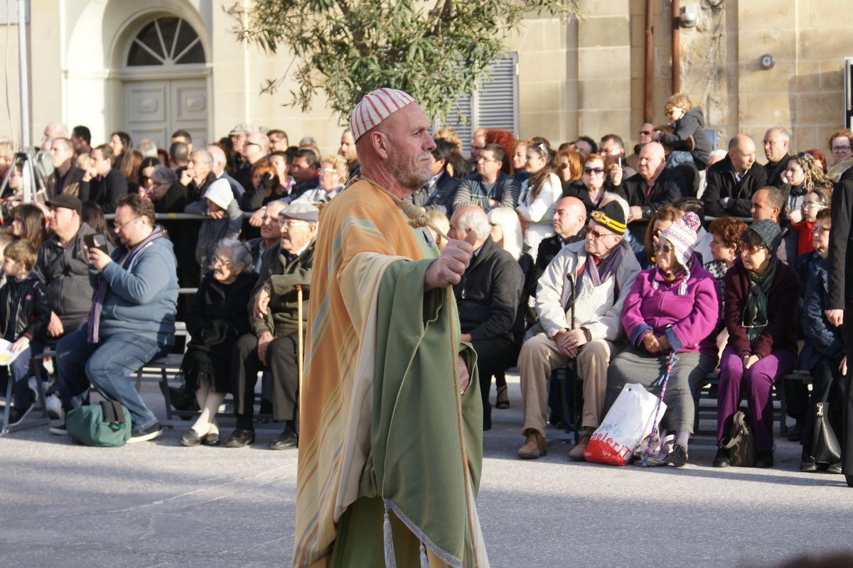 Paasprocessie met toeschouwers 