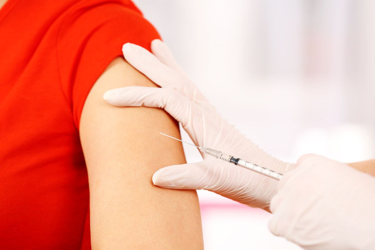 Een vrouw krijgt een inenting