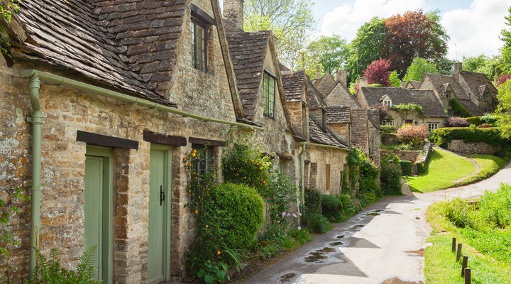 Oude straat met traditionele huisjes, Engeland