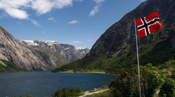 Hardangerfjord, Noorwegen met Noorse vlag