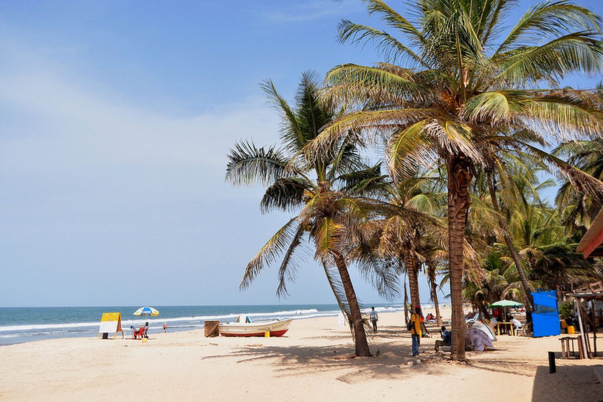 Wit zandstrand in Gambia