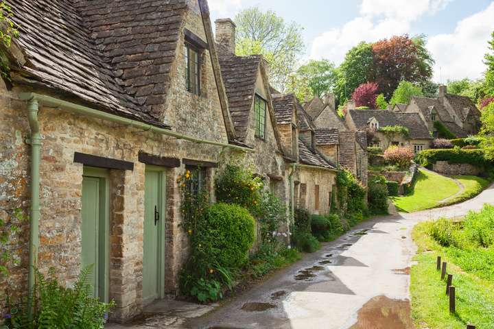Oude straat met traditionele huisjes, Engeland