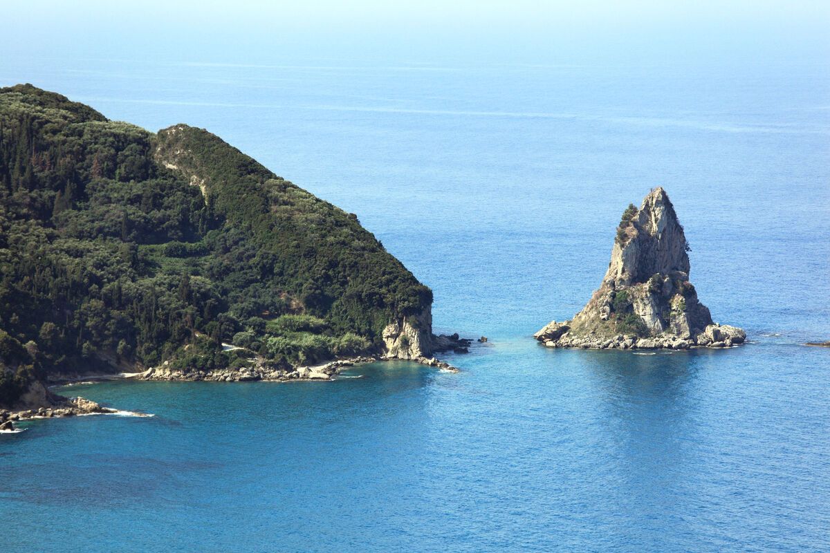De beboste kust van Corfu