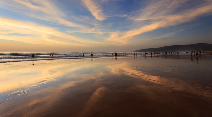 Strand van Phuket bij zonsondergang