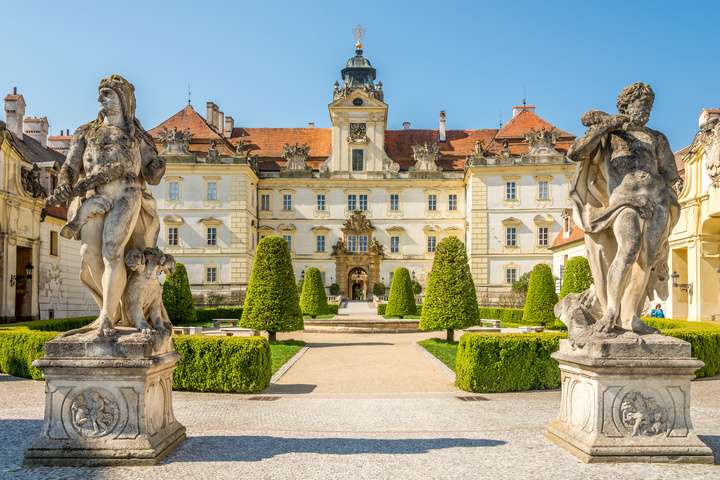Uitzicht op kasteel Valtice in Moravië