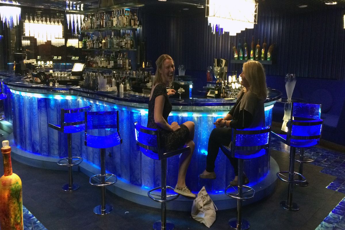 In de glazen bar van het Kosta Boda Art Hotel word je ondergedompeld in een zee van glas