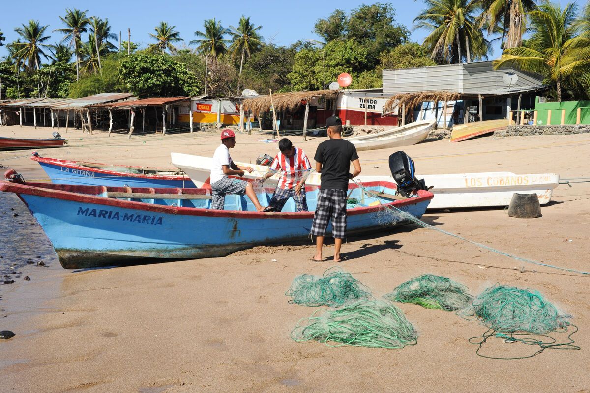 Kreeftvissers op strand Los Cabanos