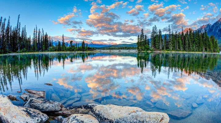 Zonsopgang op Pyramid Lake, Alberta, Canada