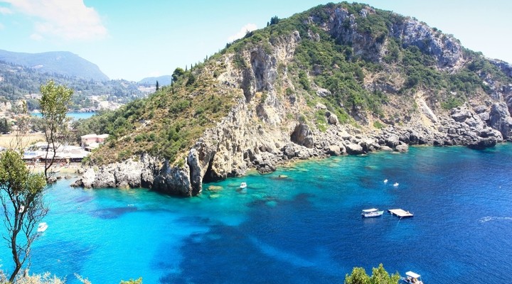 De baai van Paleokastritsa op Corfu