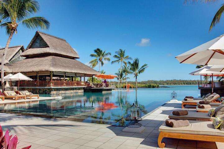 Zwembad met heerlijke ligbedjes