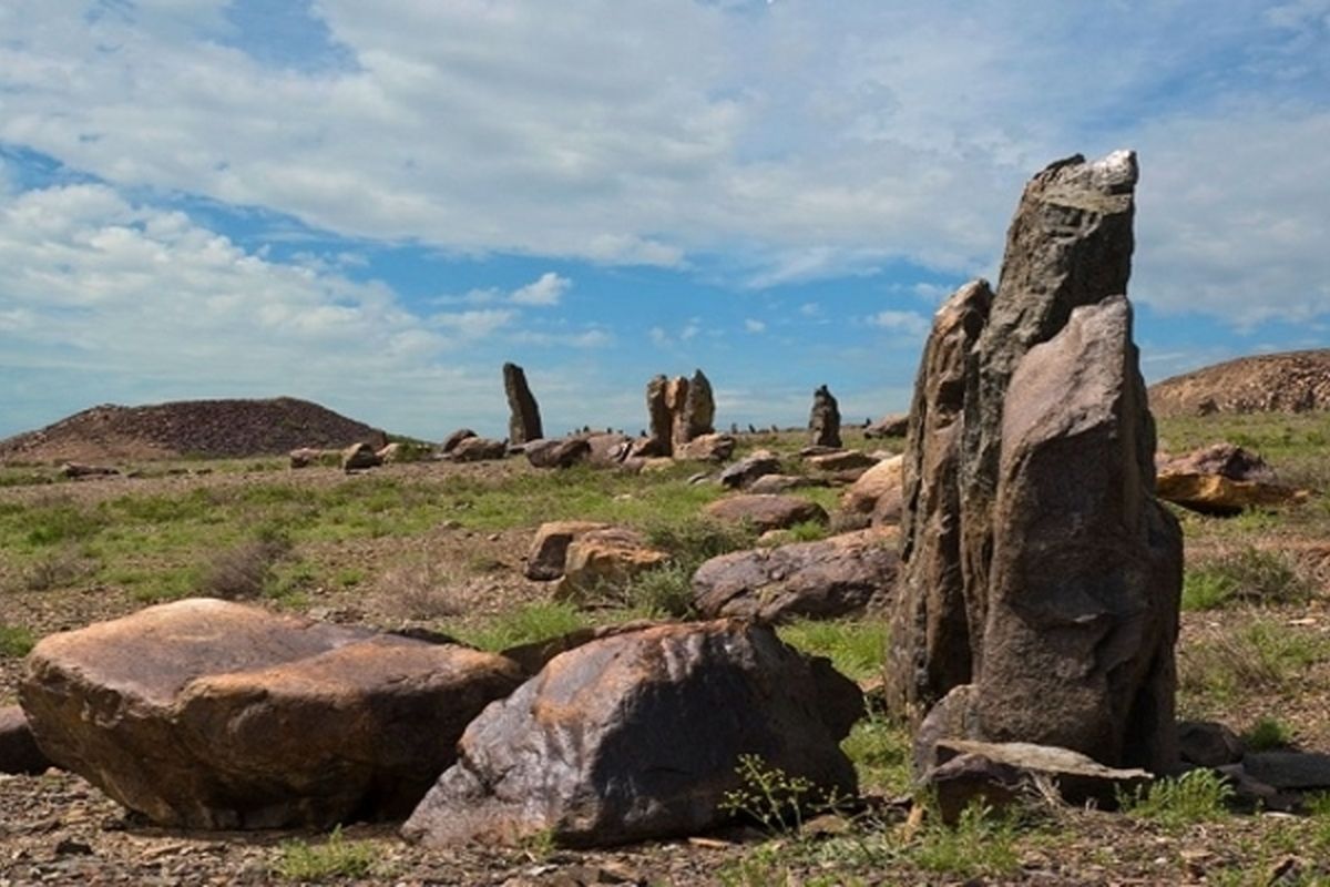 De stenen die langs de Besshatyr grafheuvels staan