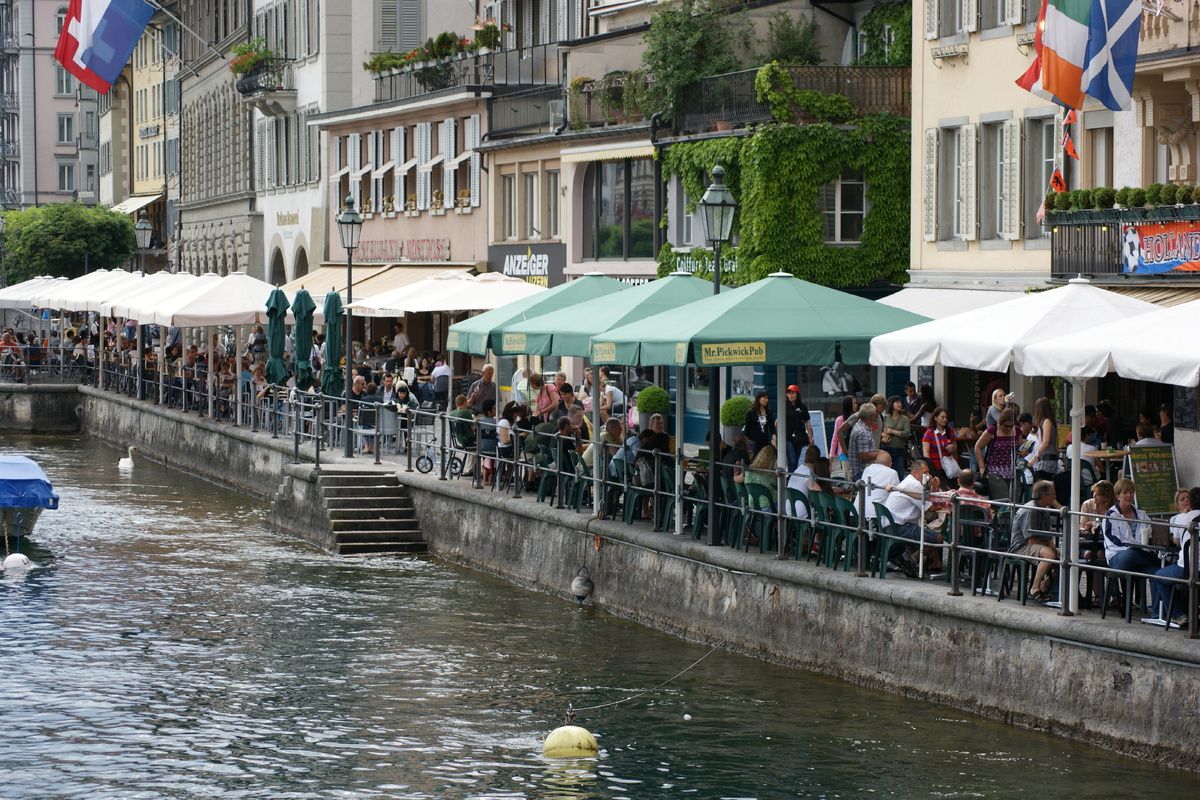 Restaurantjes aan de kade van Luzern