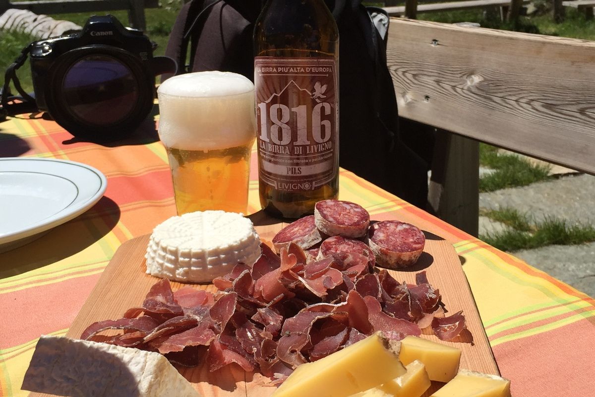 Lokale specialiteiten zoals bier en Bresaolo