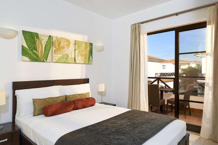 Slaapkamer met queensize bed van 'Villa met drie slaapkamers'