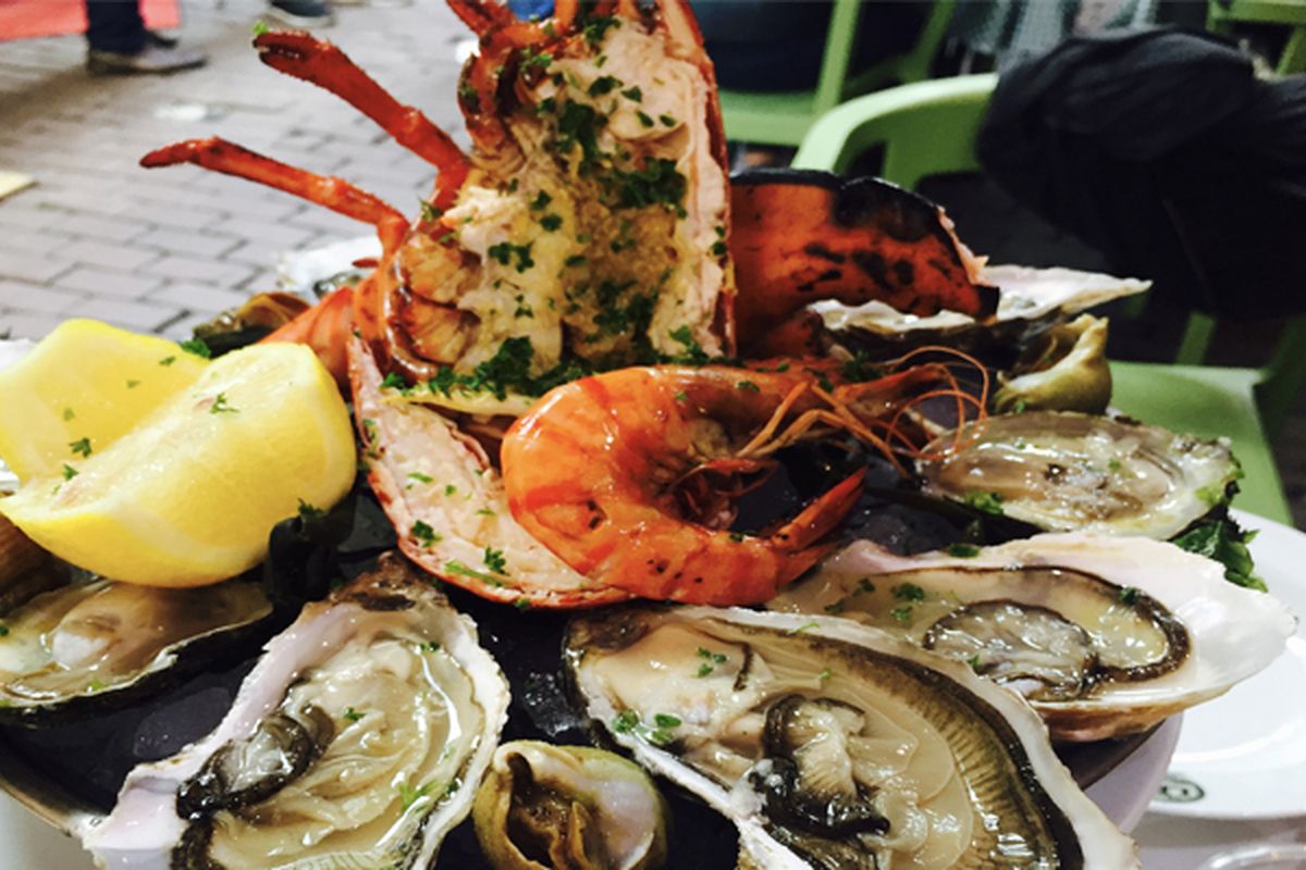 Verse schaaldieren bij Chez Léon aan de Beenhouwersstraat