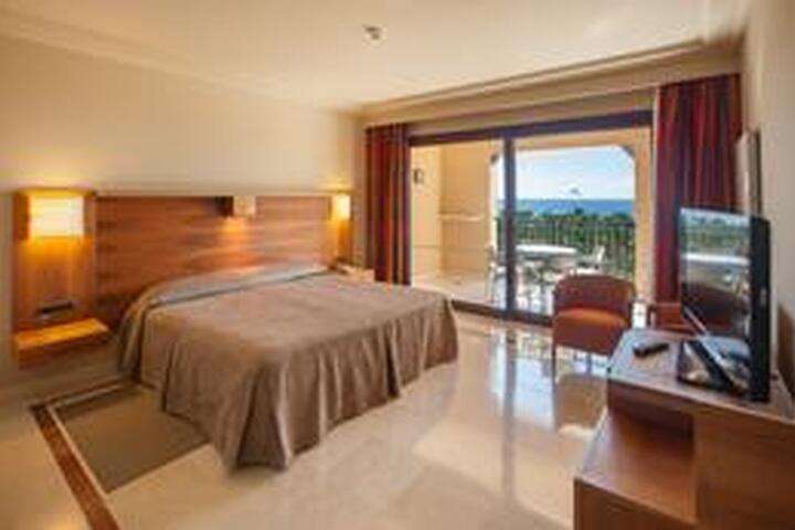 de slaapkamer van '2-persoonskamer, Senior Suite Zeezicht'