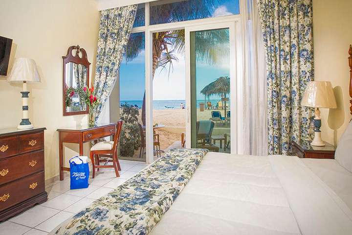 Beach Front Patio Room van 'Beach Front Patio Room'