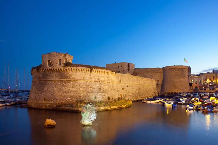 Het Castello di Gallipoli in het mooie avondlicht