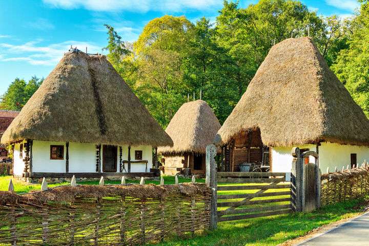 Oude huisjes in Muzeul Civilizaţiei Populare Tradiţionale ‘ASTRA’