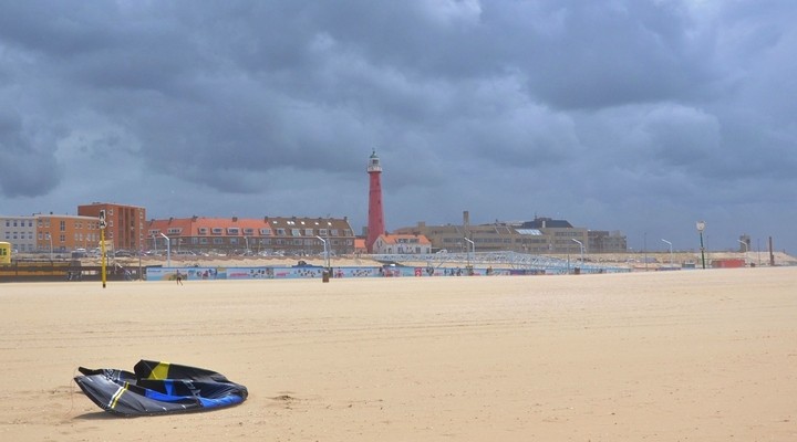 Strand van Scheveningen met vuurtoren