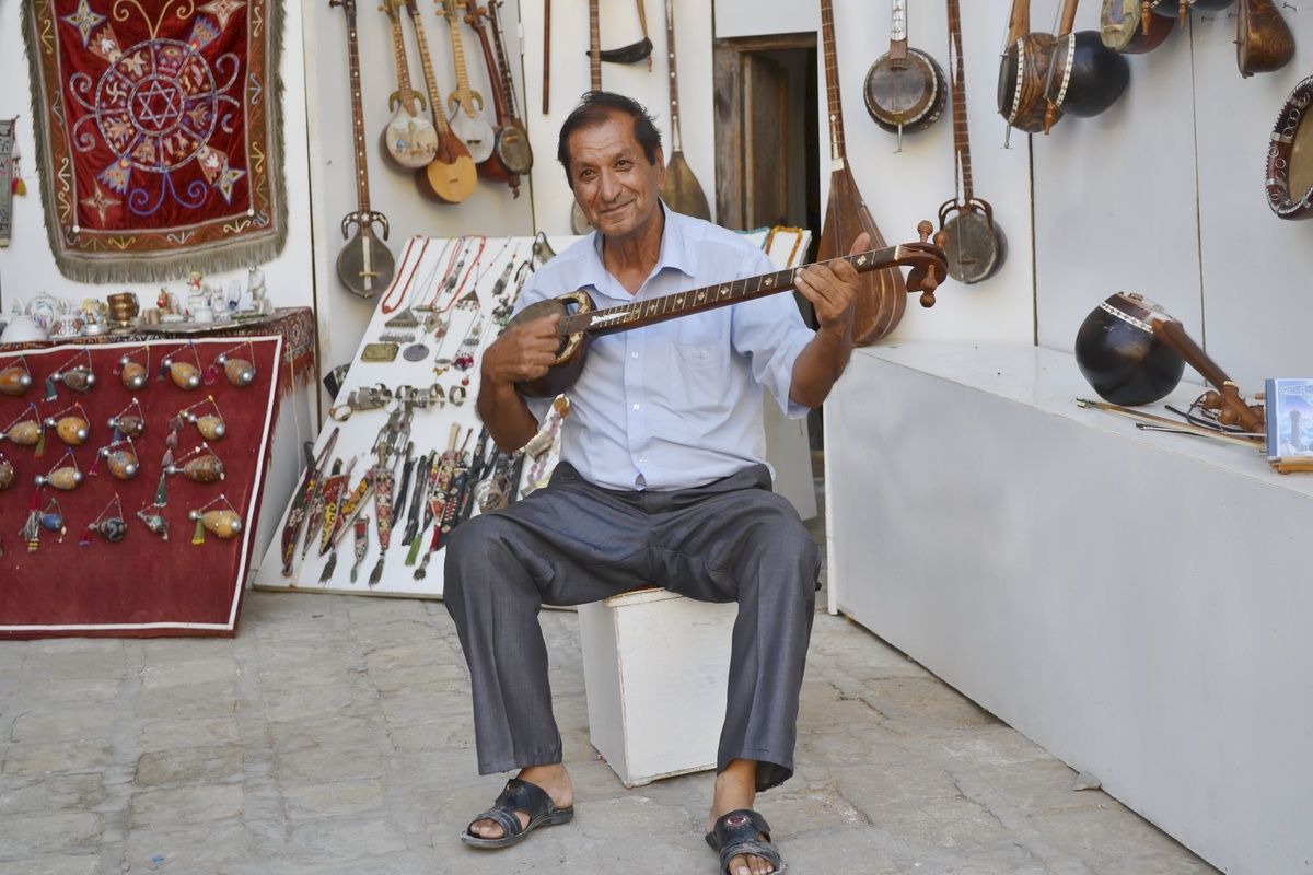 Man met traditionele Tar in Andijan, Oezbekistan